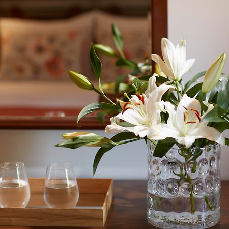 Simantro Resort Száni-part Kültér fotó A vase of flowers