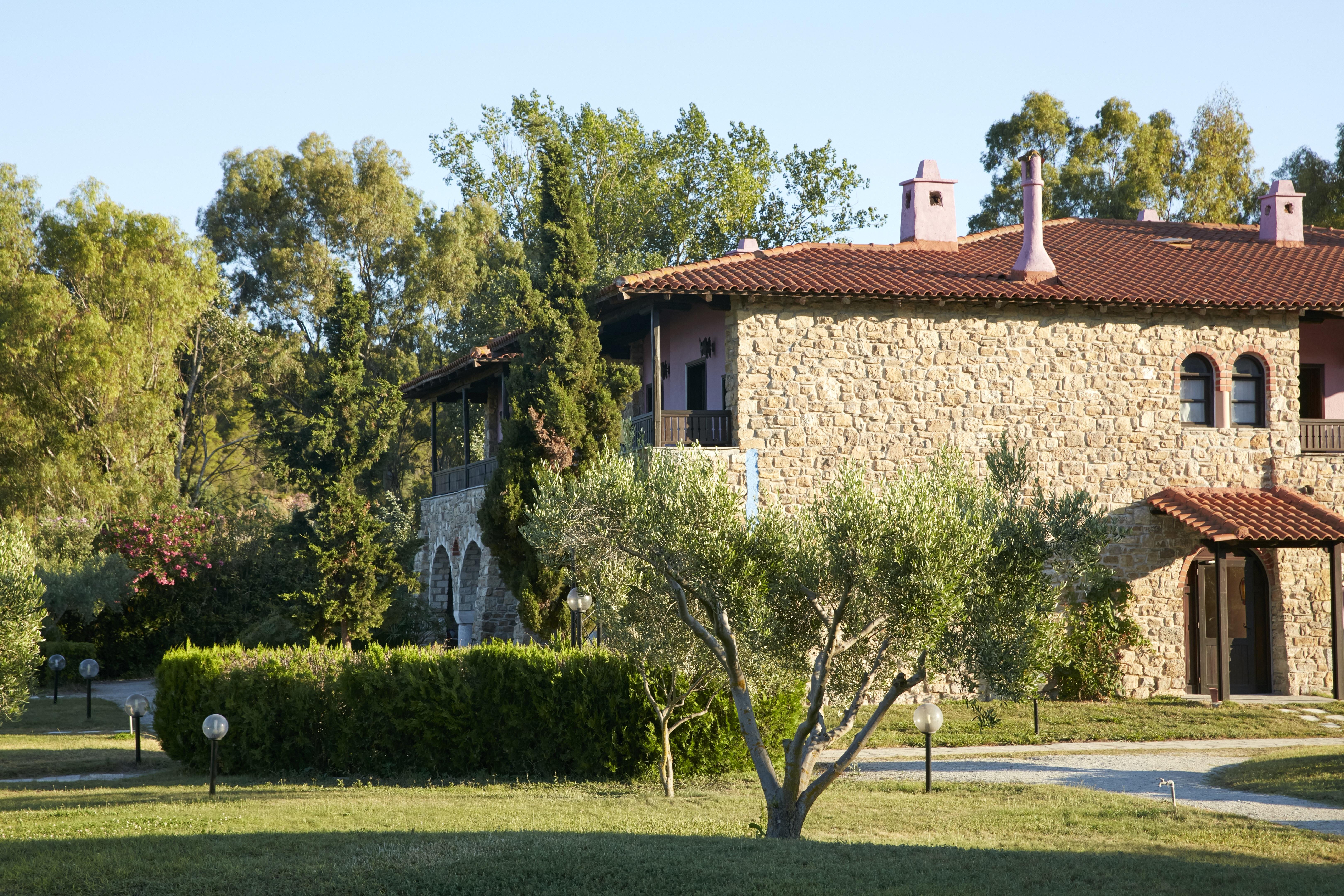 Simantro Resort Száni-part Kültér fotó The house of the late King Constantine II of Greece in exile in the Peloponnese
