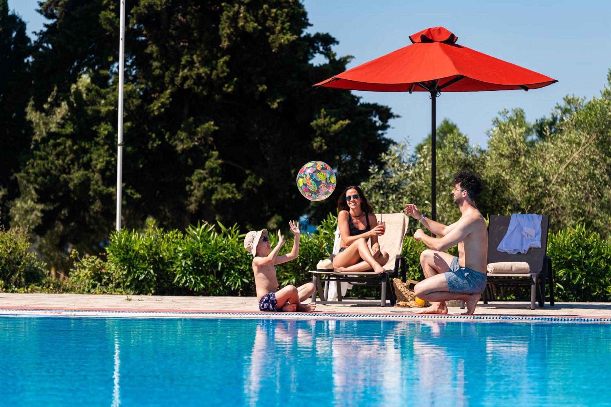 Simantro Resort Száni-part Kültér fotó Family at a pool